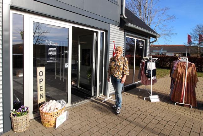Heidi Hurup foran sin nye butik på adressen Søndergade 3a i Hjallerup.