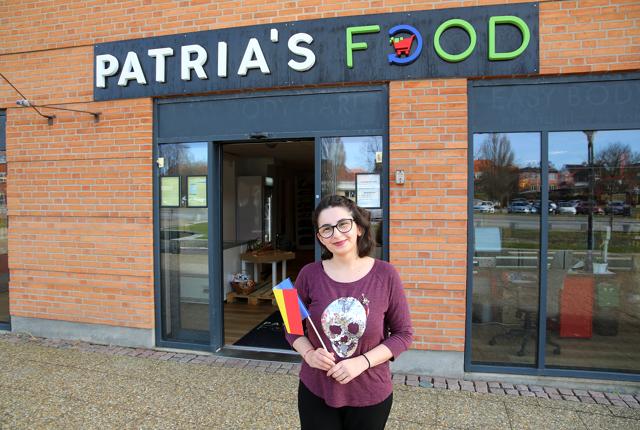 Mihaela Buta byder velkommen i Patria's Food, som har alt i rumænske specialiteter.