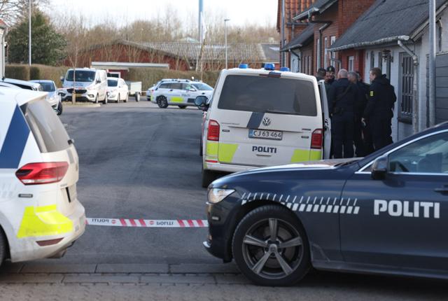 Midt- og Vestjyllands Politi var massivt til stede i Nykøbing i en sag om knivstikkeri, hvor to mænd nu er varetægtsfængslet. 