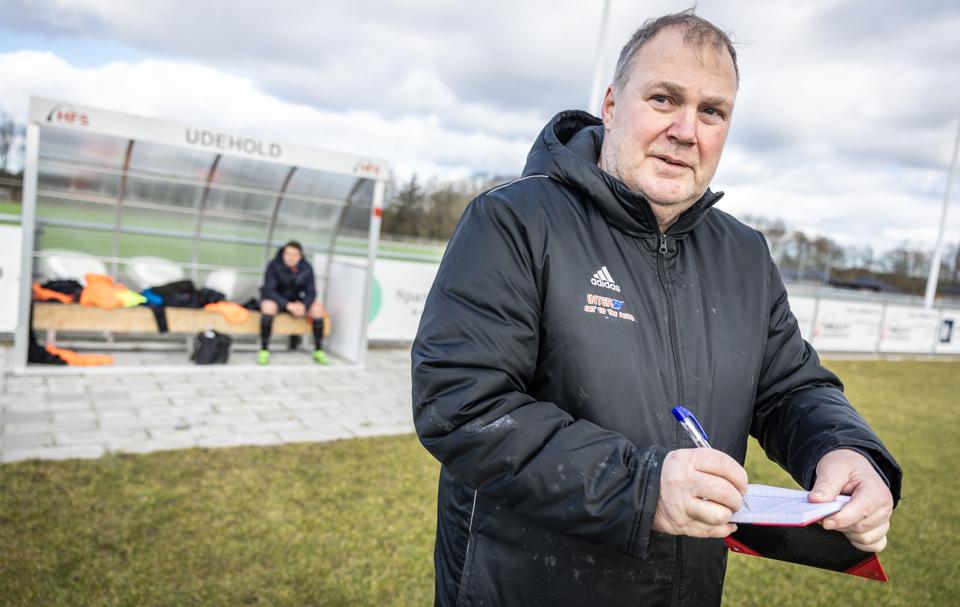 Michael Portefée er fodboldtræner i sin fritid. Han har brugt 15 år på at lære at leve med sin kroniske sygdom, hvor behandlingen er en symbiose af kost, motion og medicin. <i>Foto: Martin Damgård</i>