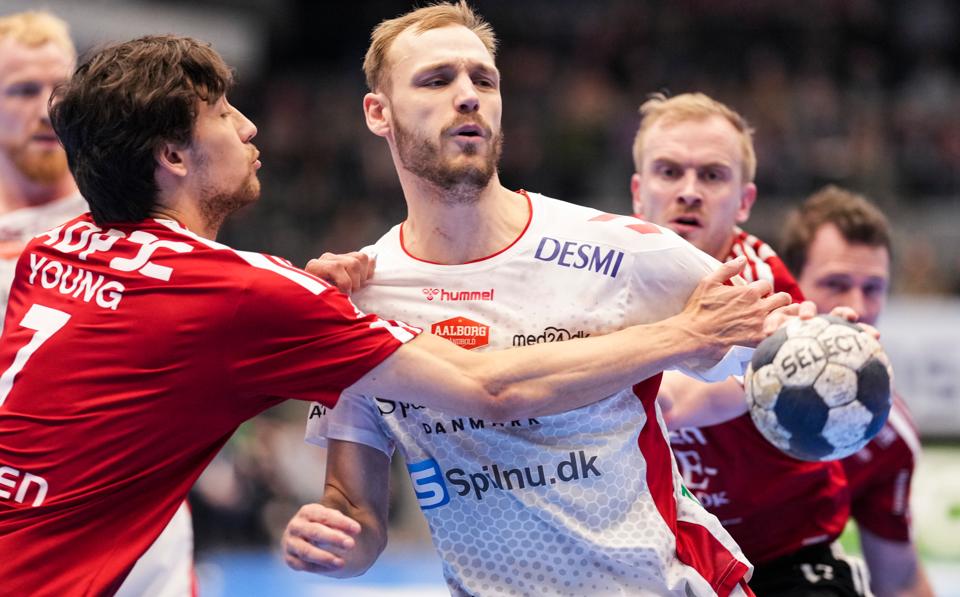 Lukas Sandell og Aalborg Håndbold fik aldrig for alvor fundet melodien mod Kasper Young og Fredericia. <i>Foto: Claus Fisker/Ritzau Scanpix</i>