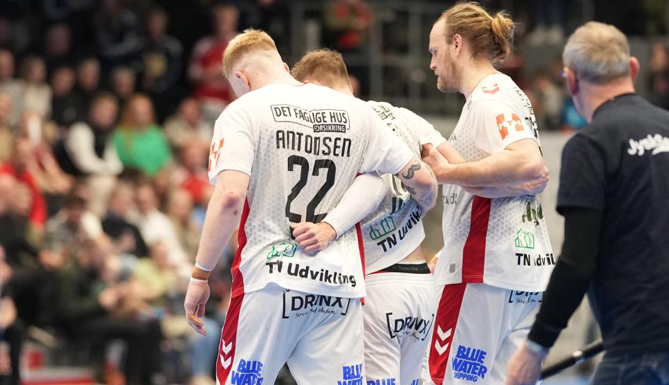 Lukas Sandell (der her hjælpes fra banen) og Aalborg Håndbold var hårdt ramt på spillersiden, da en stribe profiler sad ude mod Fredericia i en kamp, som Aalborg endte med at tabe. <i>Foto: Claus Fisker/Ritzau Scanpix</i>