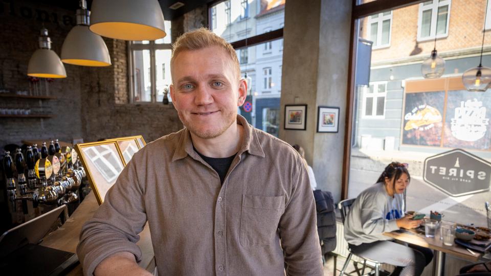 Mads Brix har reddet sin cafe ved at følge sin mavefornemmelse. Cafeen har eksisteret siden 2002. <i>Foto: Kim Dahl Hansen</i>