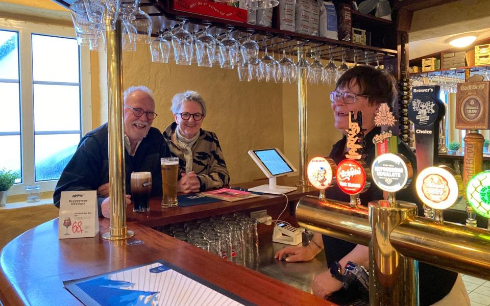Beboerne i den lille kystby har en stående aftale om at mødes hver fredag fra klokken 16 til 18 på Fisherman's Rest. Og det er hyggeligt. <i>Foto: Mette Møller</i>