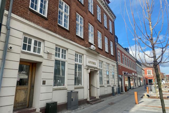 Apoteksejendom midt i Hjørring er solgt og skal renoveres