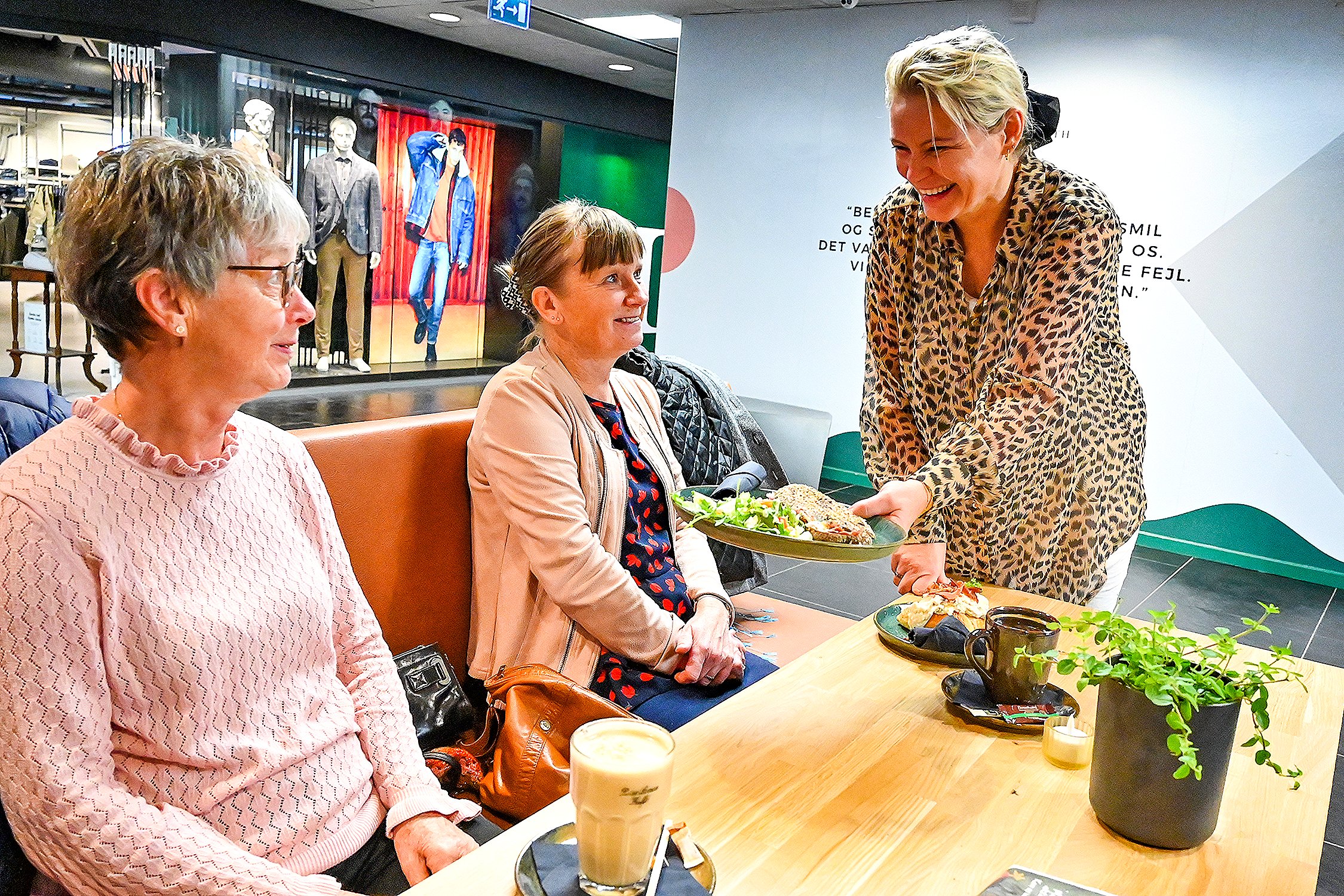 Butikker flytter væk – men Tinas café bliver og udvider