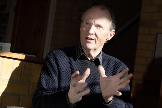 Hans Jørgen Madsen, der er vinbonde på Glenholm, har skrevet en bog - om CO2. <i>Foto: Bente Poder</i>