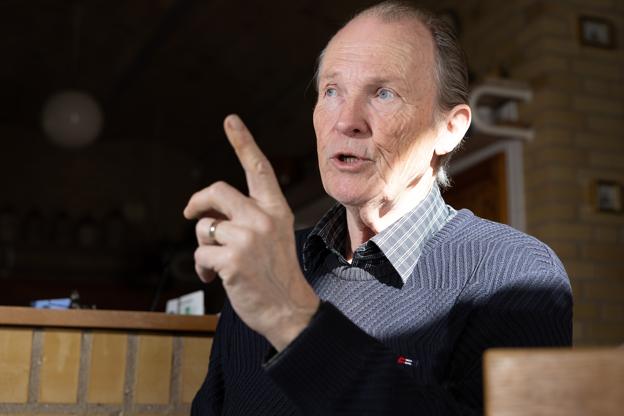 En løftet pegefinger fra Hans Jørgen Madsen. <i>Foto: Bente Poder</i>