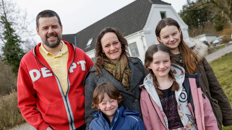 "Lerkenfeld, hvor er det"? For et år siden havde Susanne og Christian Lenskjold næppe kunnet udpege stedet på et kort. Nu bor de der med tre børn, og vil ikke bo andre steder. <i>Foto: Henrik Bo</i>