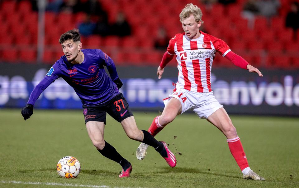 Malthe Højholt i aktion i mandagens hjemmekamp mod FC Midtjylland, hvor AaB havde fortjent en bedre skæbne. <i>Foto: Lars Pauli</i>