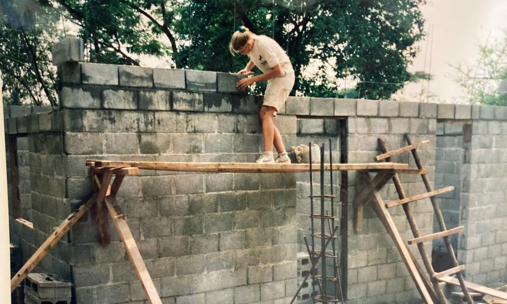 Hendes kærlighed til murerfaget opstod i 1986, da hun var afsted til Mellemamerika. Siden var hun også tilbage i 1994, hvor billeder her er taget. Hendes kærlighed til murerfaget opstod i 1986, da hun var afsted til Mellemamerika. Siden var hun også tilbage i 1994, hvor billeder her er taget.