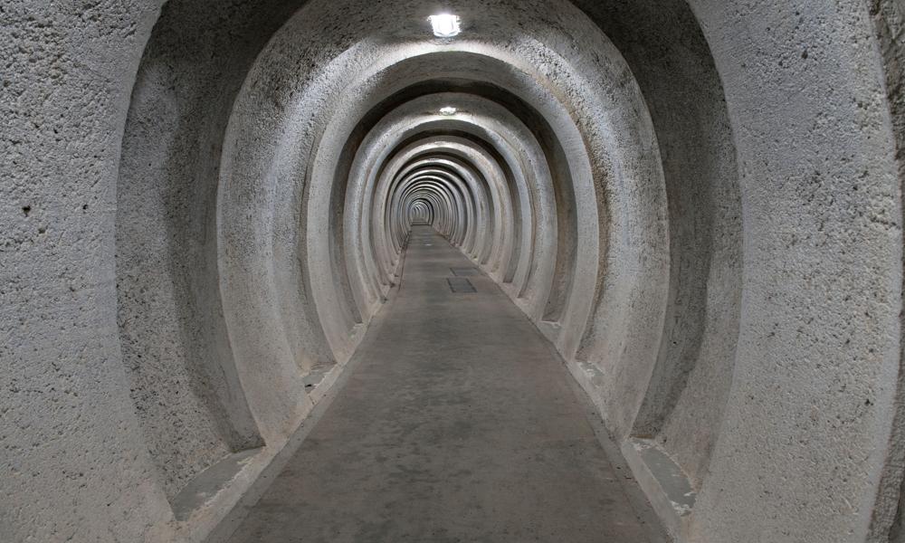 Den grå betongang har indstøbte jernbaneskinner, der fungerer som armering mod trykbølger fra atomsprængning. Den grå betongang har indstøbte jernbaneskinner, der fungerer som armering mod trykbølger fra atomsprængning.