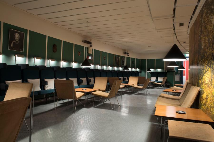 Opholdsstuen er inspireret af DSB-design og har møbler af kendte designere som Arne Jakobsen og Verner Panton. Opholdsstuen er inspireret af DSB-design og har møbler af kendte designere som Arne Jakobsen og Verner Panton.