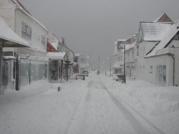 Nørregade var fyldt op med sne, så de handlende fik travlt med at rydde sne foran butikkerne, men der var ikke mange kunder denne tirsdag, folk kunne ikke køre hjemme fra .
