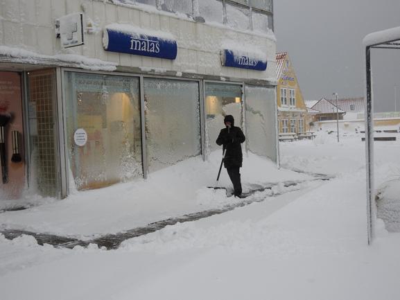 Matas var i gang med snerydning fra morgenstunden, der lå 1,5 meter sne op af butiksruderne.