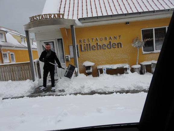 Den nye Restauratør på Restaurant Lilleheden Christoffer Ramberg, havde taget den store sneskovl frem, og senere byggede han en stor snemand uden for Restauranten, for der var jo ikke mange gæster denne tirsdag morgen.