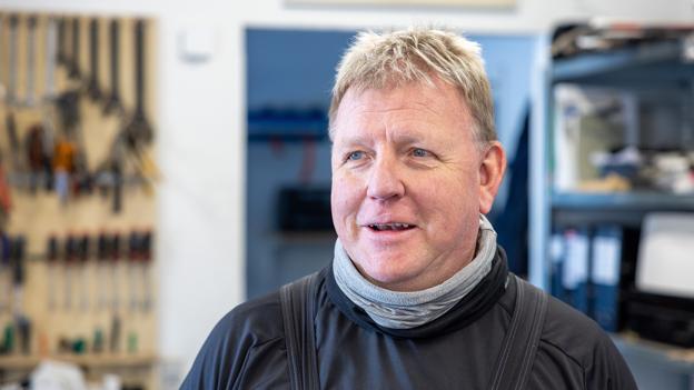 - Lysekroner, dørhåndtag, bæltespænder, en knækket tud på en tekande i messing ... det er ikke mange, der er gået forgæves til mig, siger Jesper Christiansen. <i>Foto: Bente Poder</i>