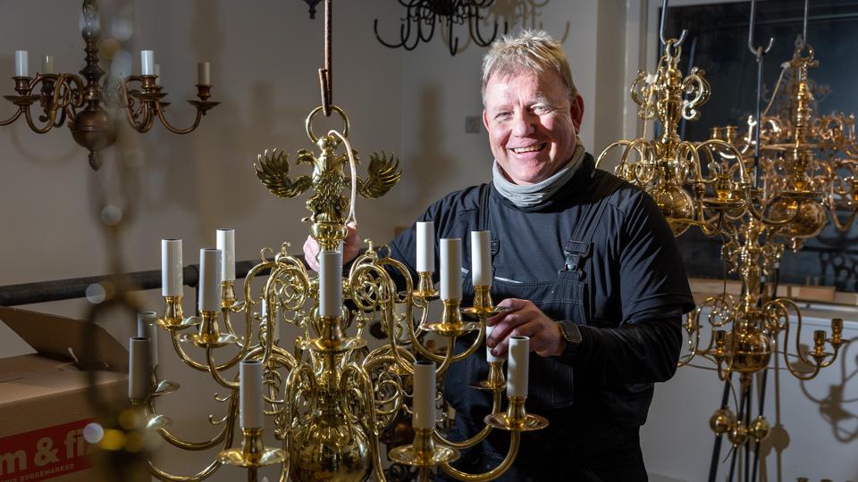 Jesper Christiansen har haft hvad han betegner som et luksusliv. - Jeg vil hygge mig og have det godt på mit arbejde. Og sådan har det været. Hver eneste dag, siger han om sine 30 år som gørtler. <i>Foto: Bente Poder</i>