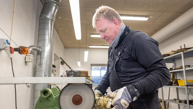Der er ikke mange nye ting i Jesper Christiansens værksted. Slibemaskinerne købte han af Georg Jensen, da de lukkede i Hjørring, og selv om de er omkring 100 år gamle, fungerer de perfekt og går aldrig i stykker. <i>Foto: Bente Poder</i>