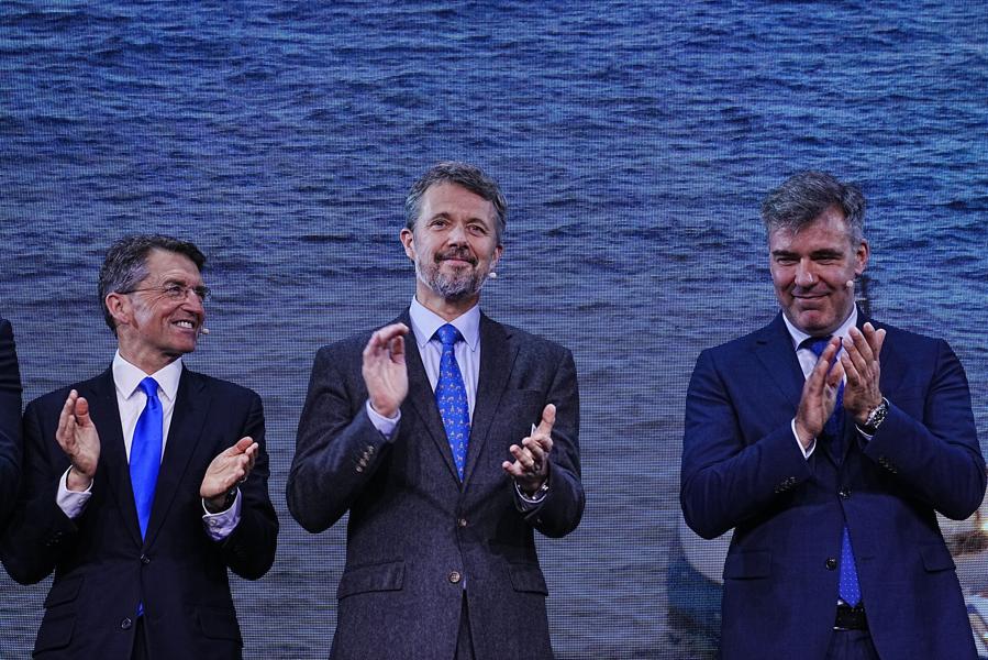 Brian Gilvary, Ineos (tv.), Kronprins Frederik og klima-, energi- og forsyningsminister Lars Aagaard ved den første lagring af CO2 i den danske del af Nordsøen Brian Gilvary, Ineos (tv.), Kronprins Frederik og klima-, energi- og forsyningsminister Lars Aagaard ved den første lagring af CO2 i den danske del af Nordsøen