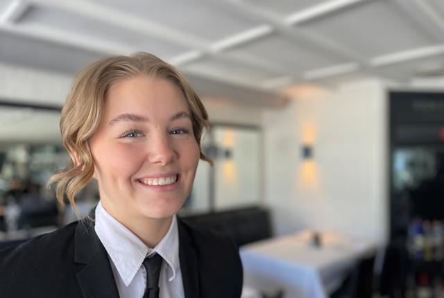 Sofie Bjerre Christensen er 20 år og fra Hjørring. Snart skal hun deltage ved DM for tjenerelever - og hun håber, at hun på vegne af sin arbejdsplads, Bryghuset Vendia, kan stryge helt til tops.