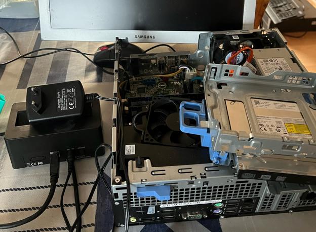 Elektronikken til forehavendet modtager hun løbende fra folk, der gerne vil støtte op om hendes projekt. Og sådan går det til, at lagrene bliver fyldt op igen, når de er ved at være udtømte. For Anja takker oftest ”ja” til tilbud om nye forsyninger. Der er nemlig forskel på ”gammel” og ”ubrugelig”. <i>Privat</i>