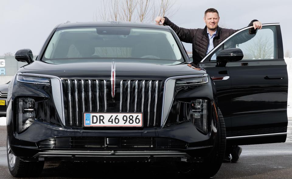 Bilforhandler Martin Jespersen i Frederikshavn har fået Kinas svar på Rolls Royce ind i butikken. <i>Foto: Henrik Bo</i>