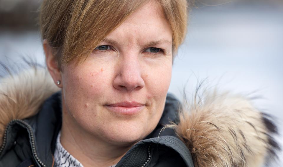 Christina Linnet var kun 25 år, da hun uden varsel blev ramt af en blodprop i hjernen. Hun har i de seneste 13 år kunnet passe et fleksjob, men nu mener kommunen, at hun må kunne klare sig på det ordinære arbejdsmarked. <i>Foto: Bo Lehm</i>