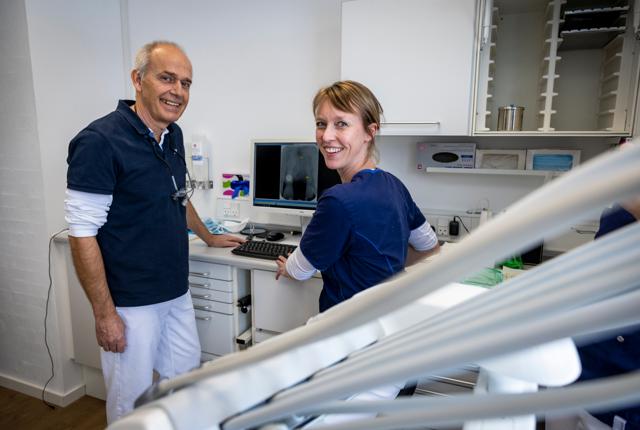 Pia Rosenlund Rasmussen har overtaget klinikken, mens tidligere medejer Ole Stadkær Jørgensen nu er ansat som tandlæge