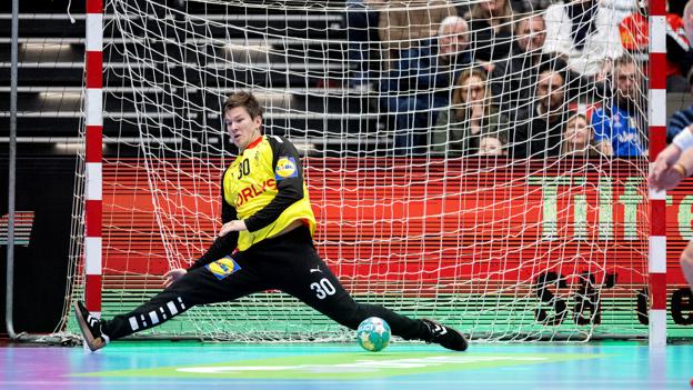 Simon Gade pillede blandt andet et staffekast i sin landsholdsdebut. <i>Foto: Lars Pauli</i>