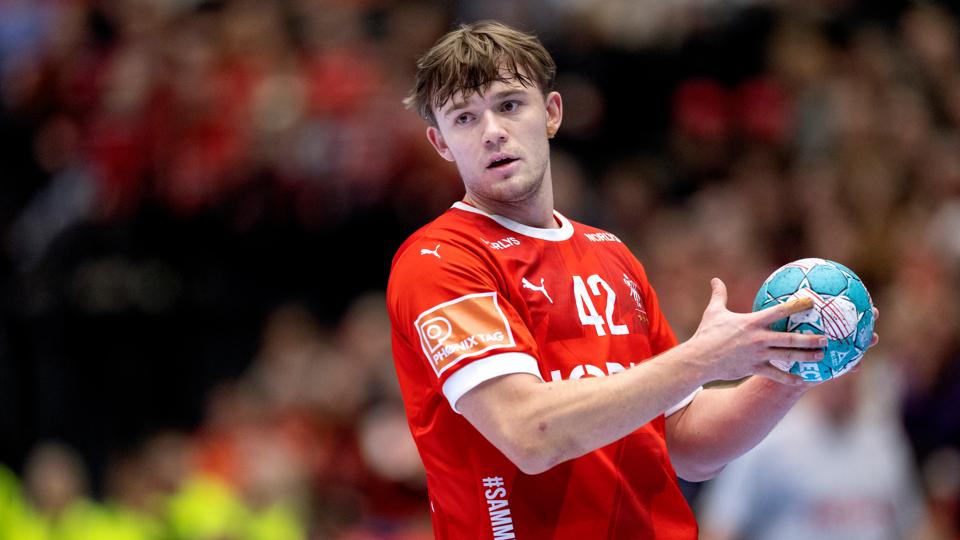 De danske verdensmestre i herrehåndbold - tilsat en række nye navne - var torsdag aften på besøg i Gigantium. Thomas Arnoldsen strålede stærkest af alle. <i>Foto: Lars Pauli</i>