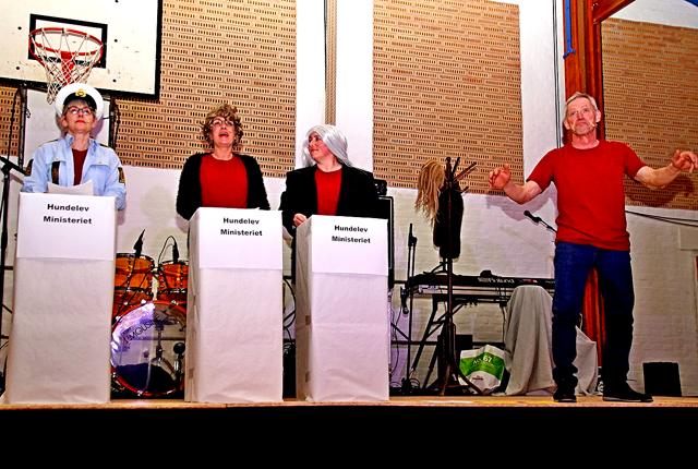 Så er der indkaldt til pressemøde i Hundelev. Fra venstre ses Lotte Schütz, Lene Vinther Nielsen, Karin Fogdal Jacobsen, og som tegnsprogstolk ses Bjarne Terkelsen.
