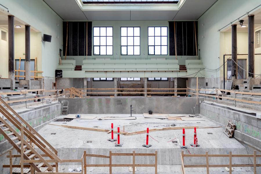 Det store bassin i Frederiksberg Svømmehal, onsdag den 9. februar 2022. Svømmehallen har siden maj 2020 gennemgået en større renovering, som har trukket så meget i langdrag, at kontrakten med entreprenøren nu er revet i stykker.