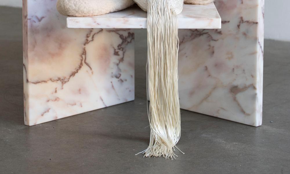 Skulptur i marmor och textil, Annie Johansson.