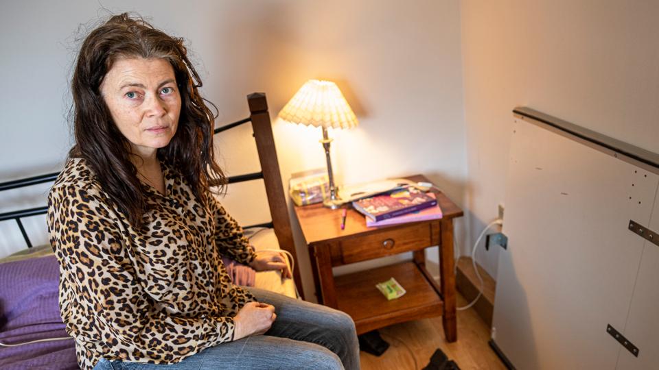 Anita Nielsen føler sig magtesløs og frustreret over Rebild Kommunes rottebekæmpelse - indsatsen er stort set uden virkning, og der er gået flere uger, uden hverken hun eller hendes udlejer har fået svar på, hvad de selv kunne gøre for at sikre sig bedre mod skadedyrene. <i>Foto: Martél Andersen</i>