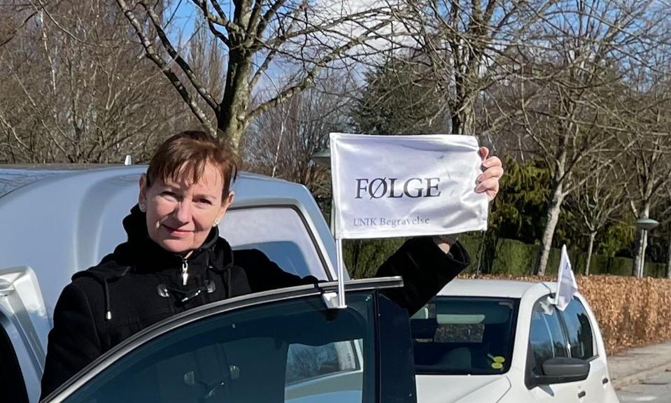 Bedemand i Aarhus, Mette Marie Nikolajsen, benytter et særligt flag på rustvogn og følgebiler, for at signalere til andre trafikanter, at de skal udvise respekt. Men der findes ikke en officiel model i Danmark, som det er tilfældet i f.eks. i Holland. <i>Foto: Unik Begravelse</i>