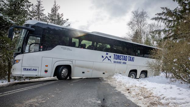 Bussen sad uhjælpeligt fast og skal bruge hjælp for at komme fri. Og hjælpen er på vej, forsikrer indehaveren af det norske busselskab. <i>Foto: Martin Damgård</i>