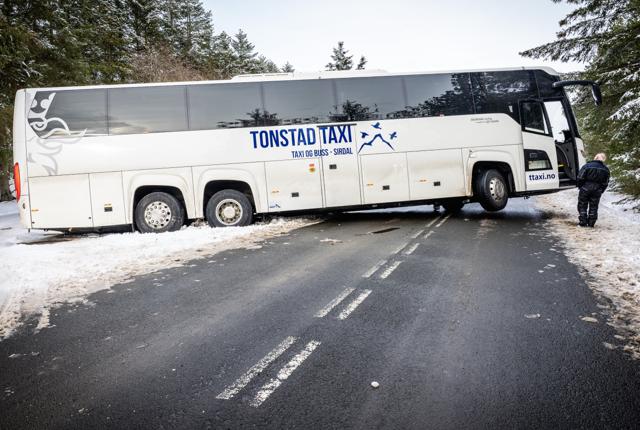 Fredag kørte en norsk turistbus fast i sneen på Hunetorpvej lidt udenfor Hune. 