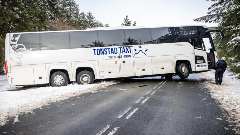 Fredag kørte en norsk turistbus fast i sneen på Hunetorpvej lidt udenfor Hune. <i>Foto: Martin Damgård</i>