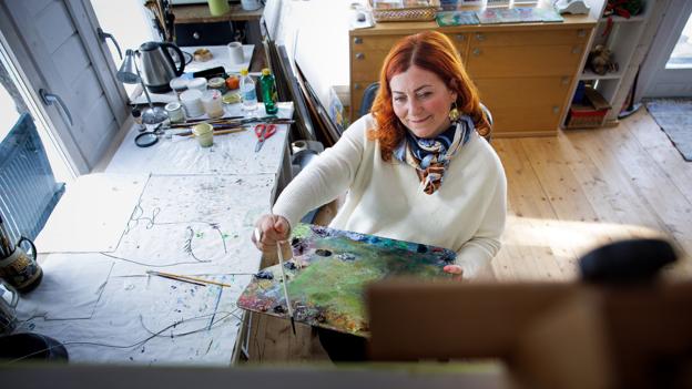 Natalia Dolgova er kunstner og maler især inuit-motiver, som er inspireret af hendes Sibiriske ophav. <i>Foto: Bo Lehm</i>