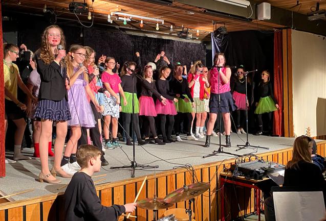 Elever fra 6. årgang opførte en musical med numre fra Kim Larsens sangunivers.