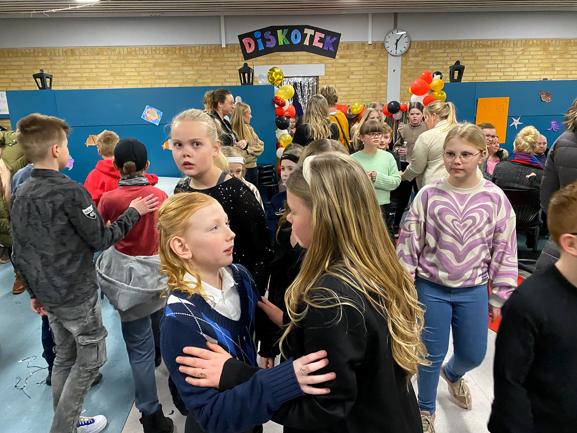 Humøret var højt, da Dronninglund Skole igen kunne afvikle skolefest for alle elever og deres forældre.