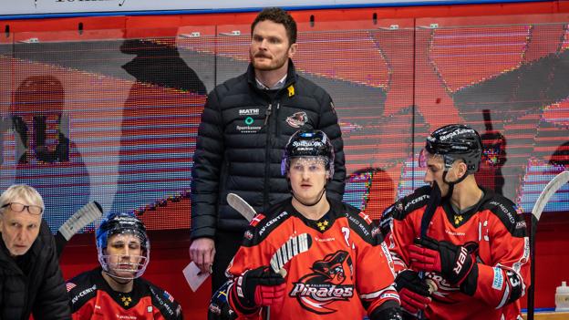 Aalborg Pirates tog fredag aften hul på slutspillet. Modstanderen i den første kvartfinale var Rungsted Seier Capital hjemme i Sparekassen Danmark Isarena. Cheftræner Garth Murray. Aalborg 10. marts 2023 <i>Foto: Martin Damgård</i>