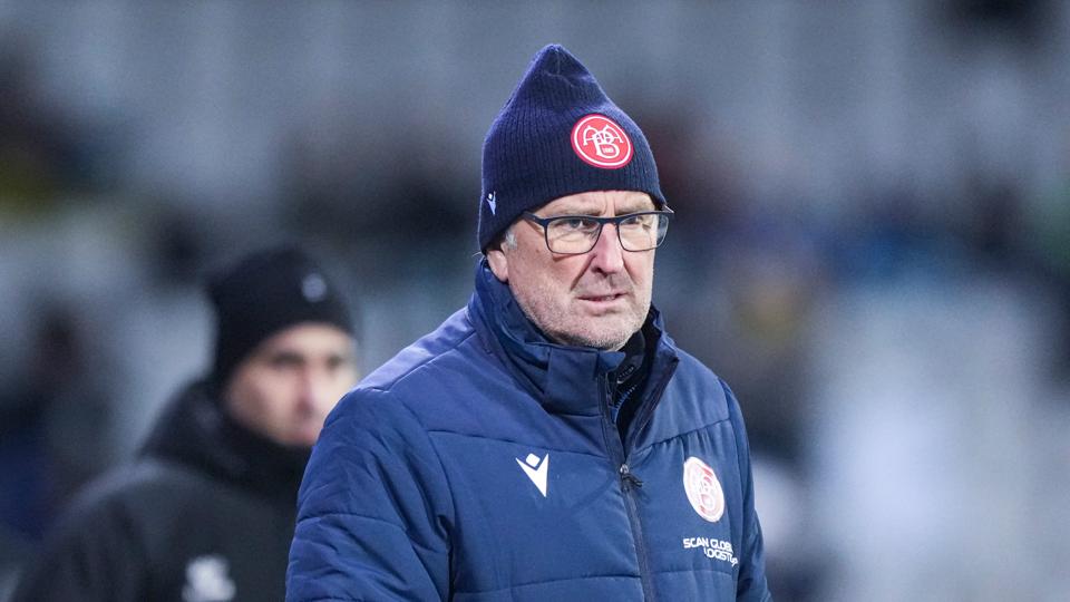Erik Hamrén var hverken tilfreds med AaB-præstation eller dommerkendelse, da han skulle gøre status. <i>Foto: Claus Fisker/Ritzau Scanpix</i>