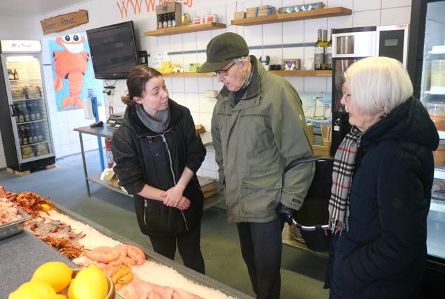 Butiksbestyrer og kok Malene Jul Jensen giver gerne gode råd om tilberedning af fisk.