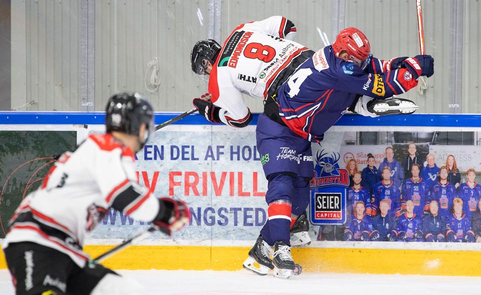 Rungsteds Yannick Vedel får her Aalborg Pirates Ian Edmondson op at flyve i søndagens opgør, hvor nordjyderne også sluttede på toppen. <i>Foto: Thomas Sjørup/Ritzau Scanpix</i>