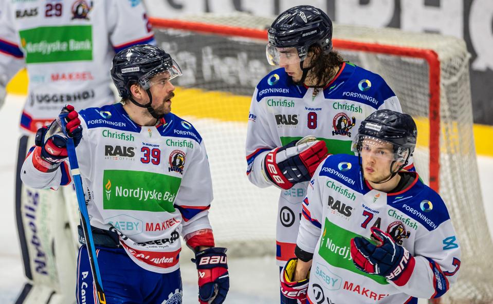 Thomas Søndergaard (th.) fik stoppet et truende Herning-comeback med en vigtig powerplay-scoring i 2. periode. <i>Foto: Martin Damgård</i>