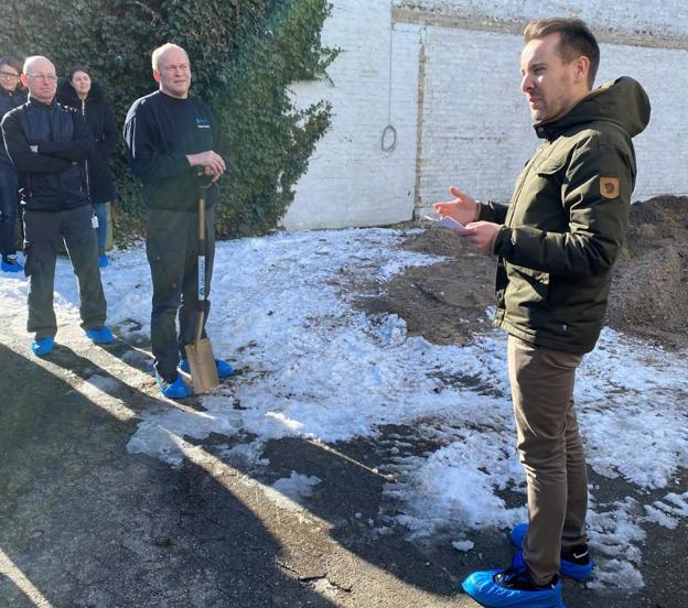 Site Head Mikkel Malmgaard-Clausen, Orifarm, holder tale for medarbejdere i forbindelse med første spadestik på Apotekerstien i Hobro. <i>Foto: Orifarm</i>