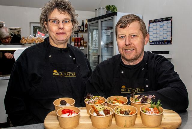 Tina og Torben Brander med familiens nye tapas-inspirerede tilbud i gårdbutikken Mad & Slagter ved Halvrimmen.