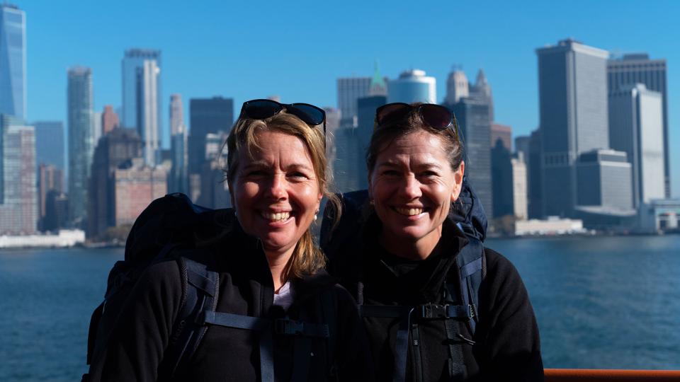 Konkurrencen startede i New York, hvor de to søstre, Heidi og Susie Rasmussen, fik udleveret et beskedent kontantbeløb og et verdenskort. <i>Foto: Nikolaj Preisz/TV 2</i>